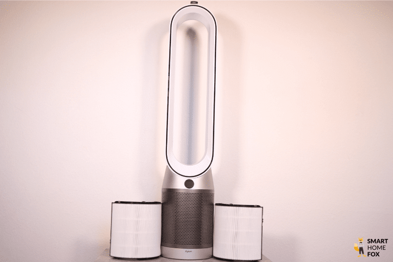 Neben dem Dyson Purifier Cool Autoreact TP7A Luftreiniger und Turmventilator steht der HEPA-Filter der Klasse H13